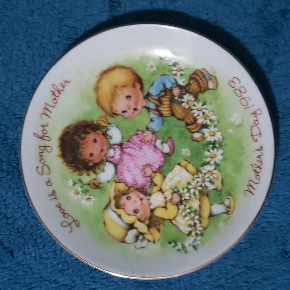 Avon collection plates Mother's Day  1981, 82, 83 and 1984 - Picture 4 of 10